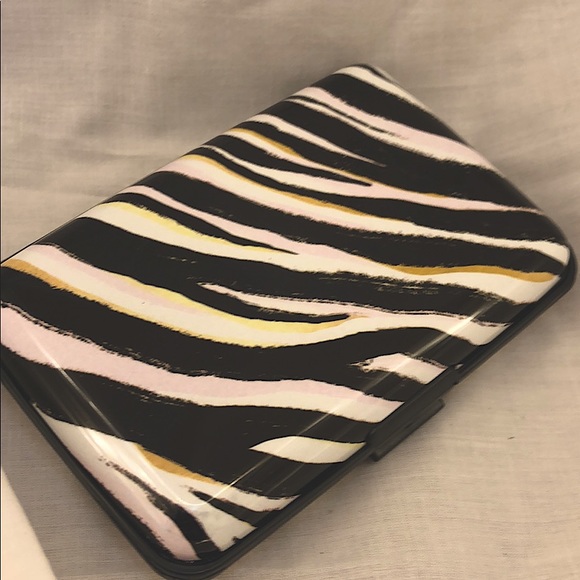 Credit card case with ID Theft Blocker - Picture 6 of 9